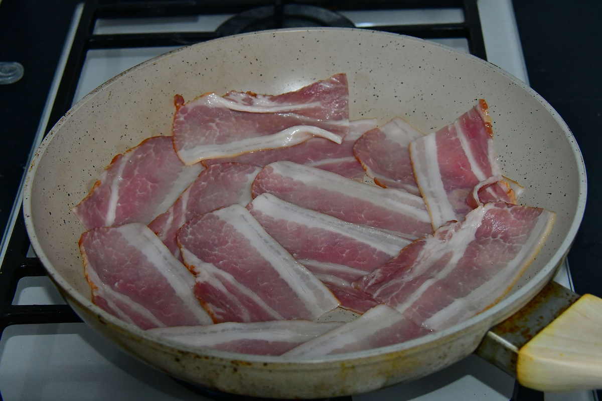 Выкладываем бекон на сковороду