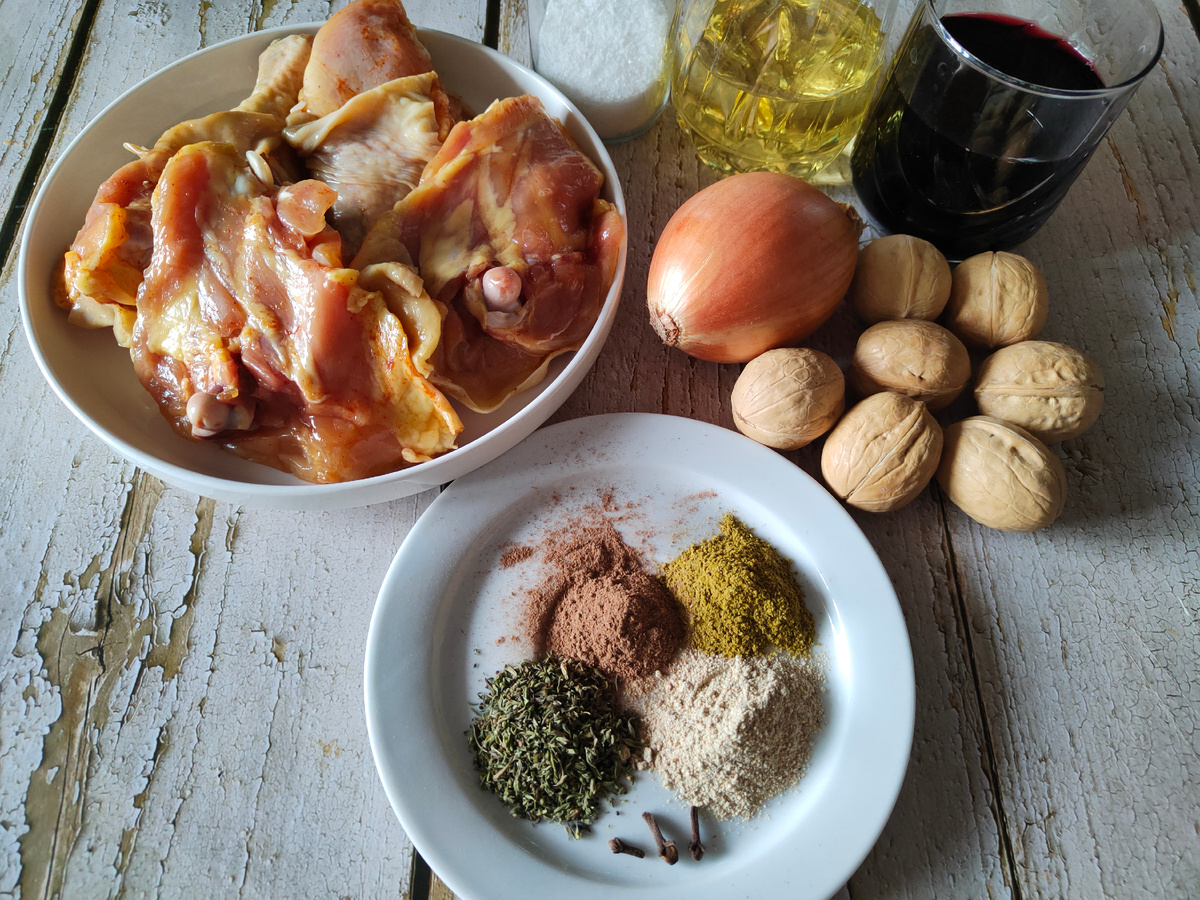 Если смущает насыщенный пурпурный цвет мяса, используйте белое вино. 