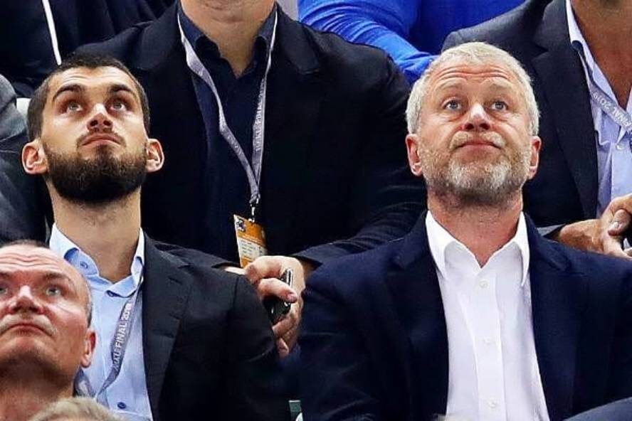    Аркадий Абрамович с отцом на трибуне стадионаСоцсети