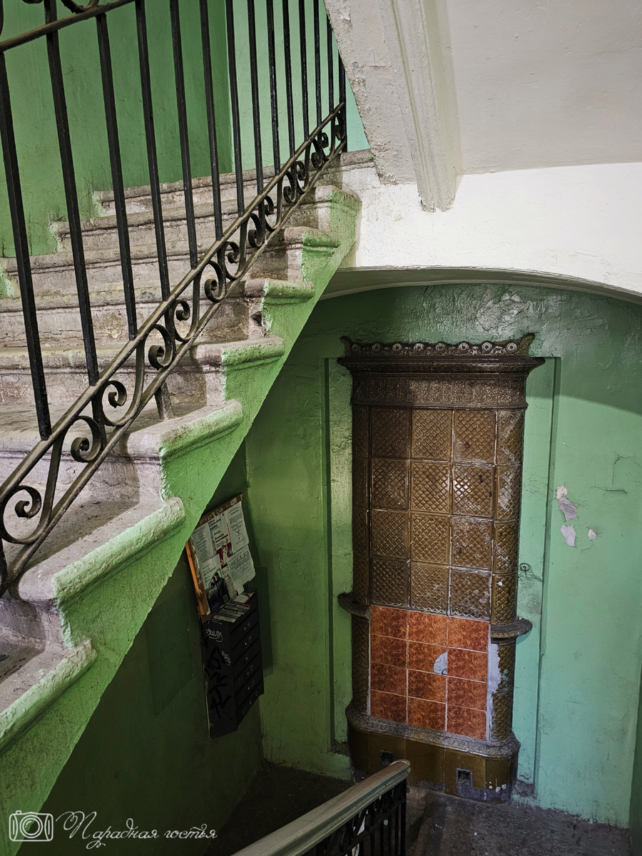 Очень необычное расположение печи. Фото: Парадная гостья