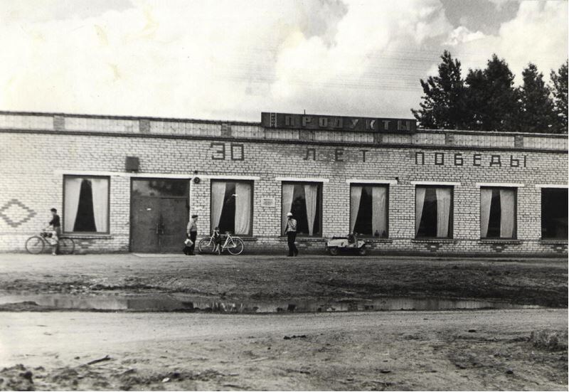 Чудом найденное фото. Похоже ещё из 70-х. Позднее, к началу 80-х, прилегающую территорию облагородили и заасфальтировали.