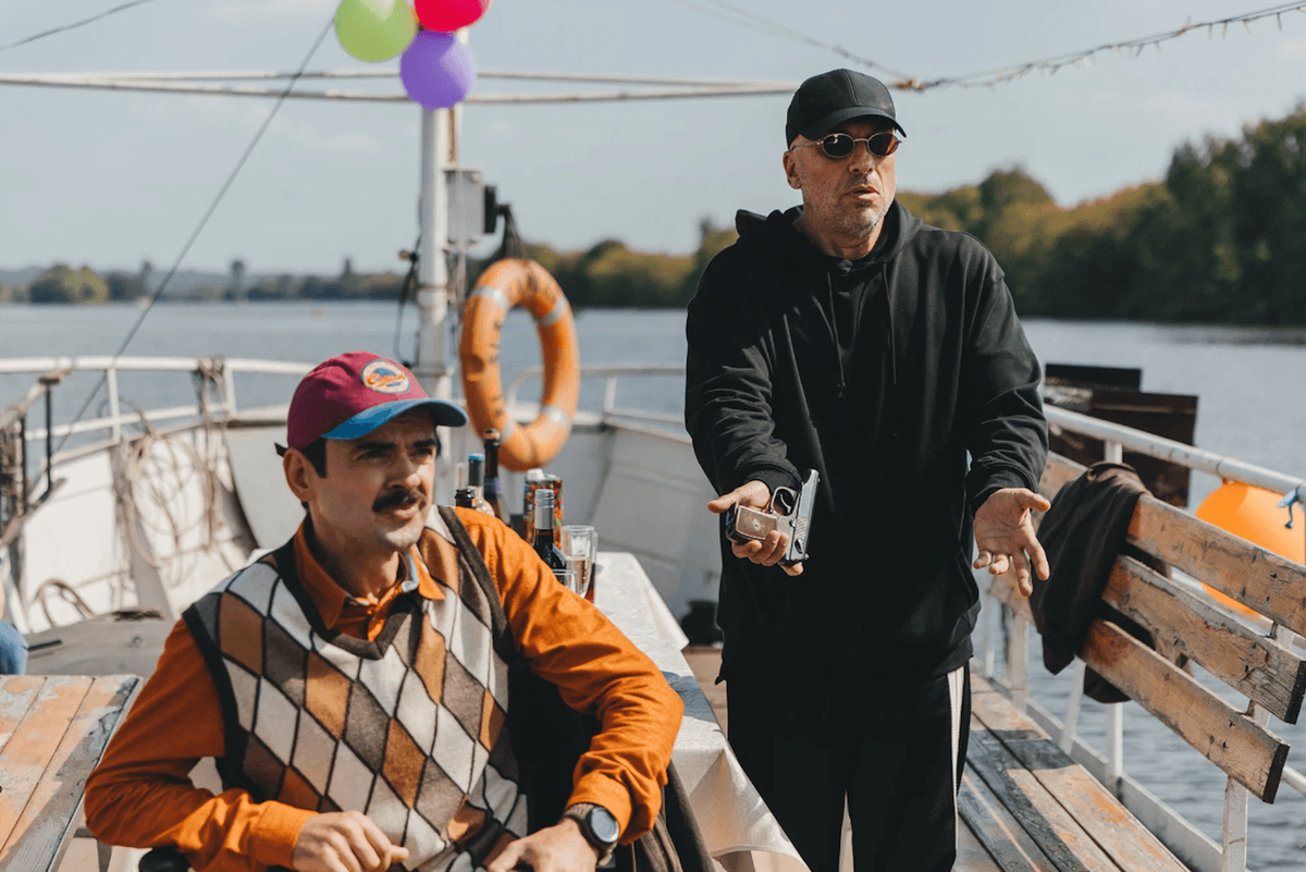 KION
Критик Кисляк (Антон Лапенко) обвиняет Третьякова (Дмитрий Нагиев) в том, что его игра мертва, а новый фильм – халтура, скопированная с комедии "Мальчишник".