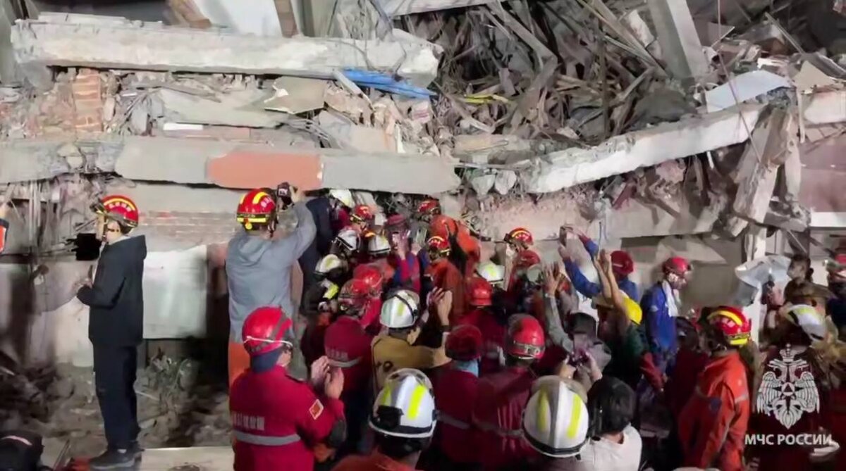    Сотрудники МЧС спасли женщину вместе с коллегами из Китая. Фото: МЧС России