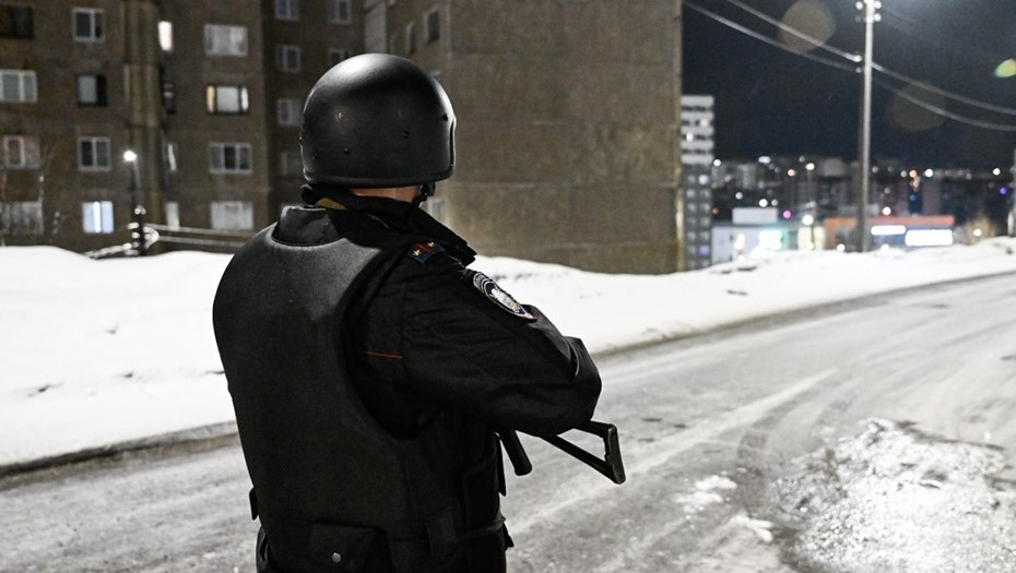    Мурманск. Сотрудник экстренных служб на Кольском проспекте, где неизвестный открыл стрельбу с крыши дома. Автор фото: Лев Федосеев/ТАСС