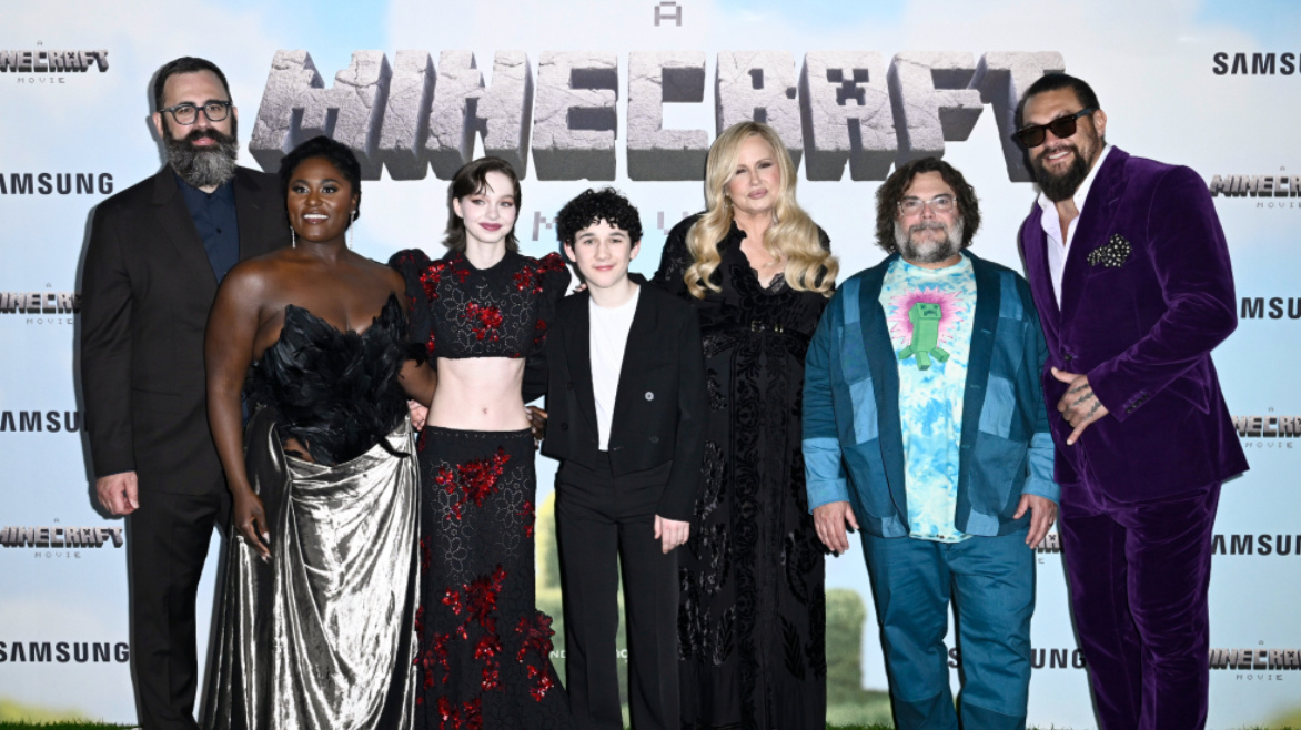 Актерский состав "Фильма о Майнкрафте" на мировой премьере фильма в воскресенье в Лондоне.