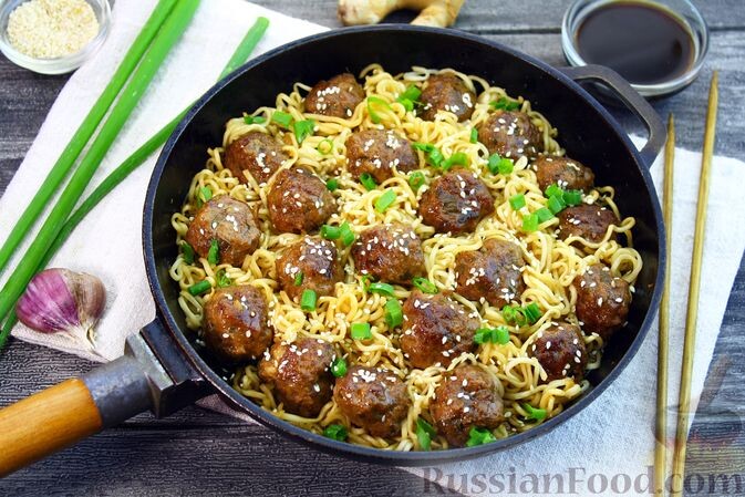 фарш мясной, лапша, панировочные сухари, яйца, чеснок, перец чили, перец чёрный молотый, соль, лук зелёный, корень имбиря, соус соевый, сахар коричневый, кунжут, масло растительное, уксус рисовый