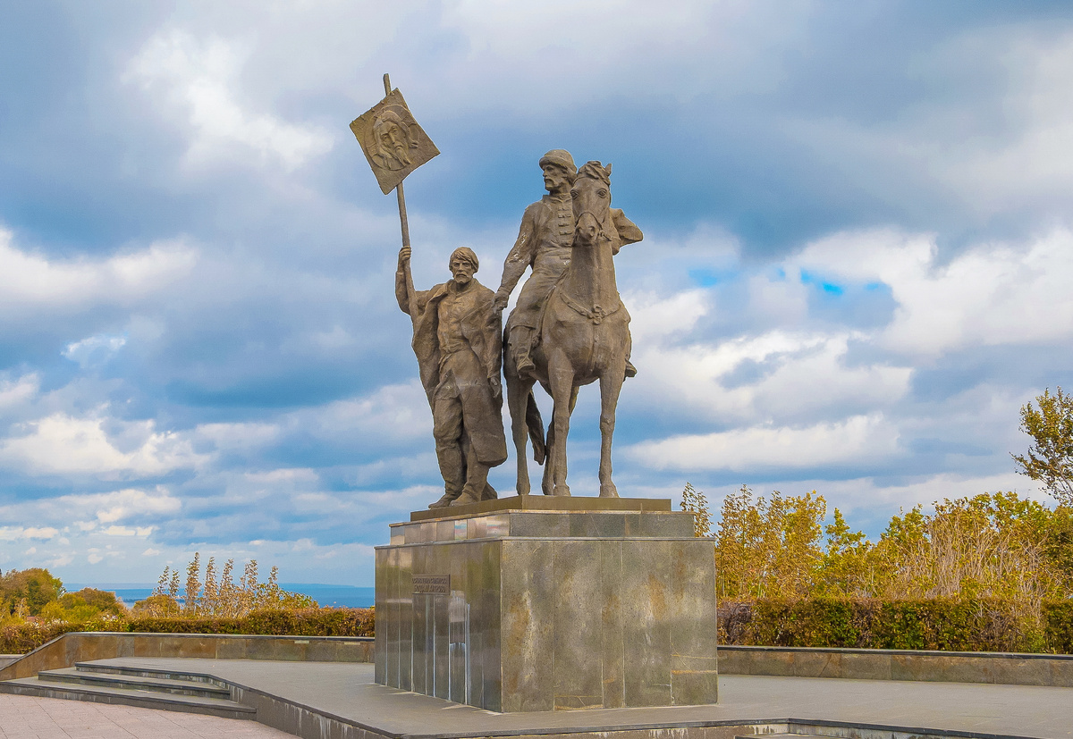 Памятник основателю Симбирска Богдану Хитрово