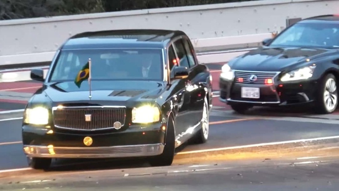     Бразильский флаг на японском императорском автомобиле