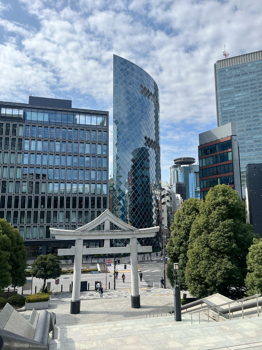 Вход в храм (можно подняться как по лестнице, так и по экскалатору) 