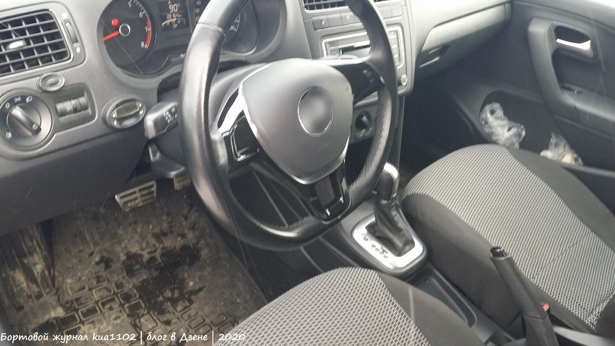 Вид на водительское место моего Volkswagen Polo, вспоминаю его с теплотой. Автор фотографии kua1102