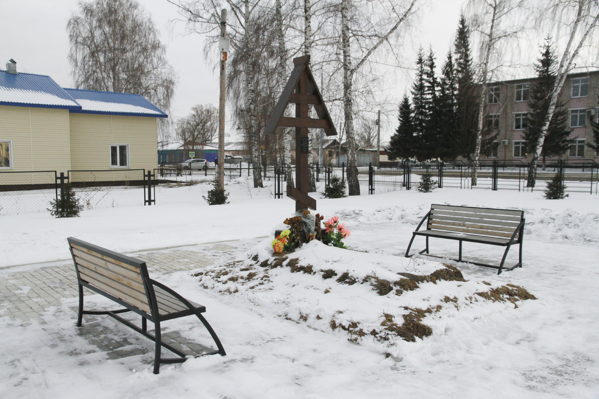 Могила Золотухина в селе Быстрый Исток. Фото: Олег УКЛАДОВ