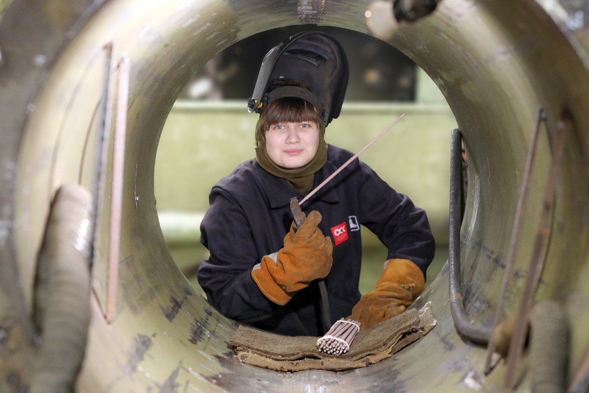 Ученица электросварщика Рената Тихонова увлечена своим делом