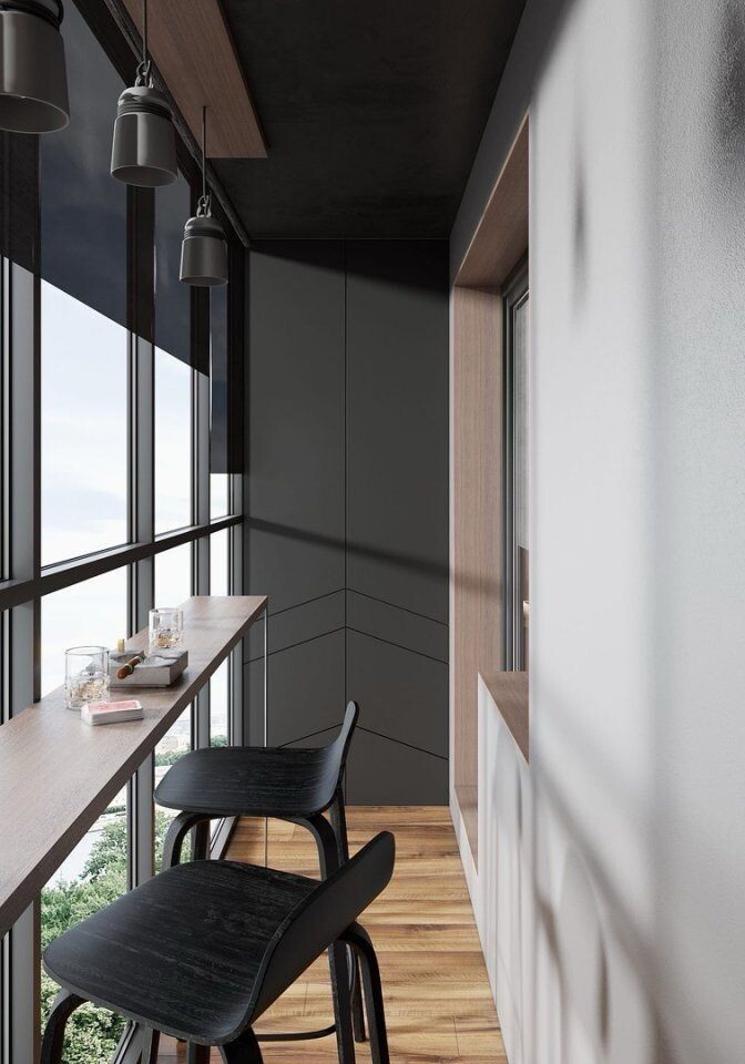 Общая концепция
Балкон оформлен с учетом современных тенденций в дизайне, что делает его не только красивым, но и удобным. Используются качественные материалы и продуманные детали, чтобы создать атмосферу уюта и стиля.

Пол
На полу может быть уложен деревянный decking, который придаёт теплоту и естественность, или стильная плитка с текстурой, имитирующей камень. В качестве альтернативы можно использовать композитные материалы, устойчивые к воздействию влаги и солнечных лучей.

Мебель
Мебель на балконе должна быть удобной и стильной:

Стол и стулья: Небольшой столик и несколько стульев из легкого металла или дерева, возможно, с мягкими подушками для комфорта. Можно выбрать модели с современным дизайном или в стиле рустик.
Шезлонги или кресла: Для создания зоны для отдыха можно добавить шезлонги или уютные кресла, обитые водоотталкивающими тканями.