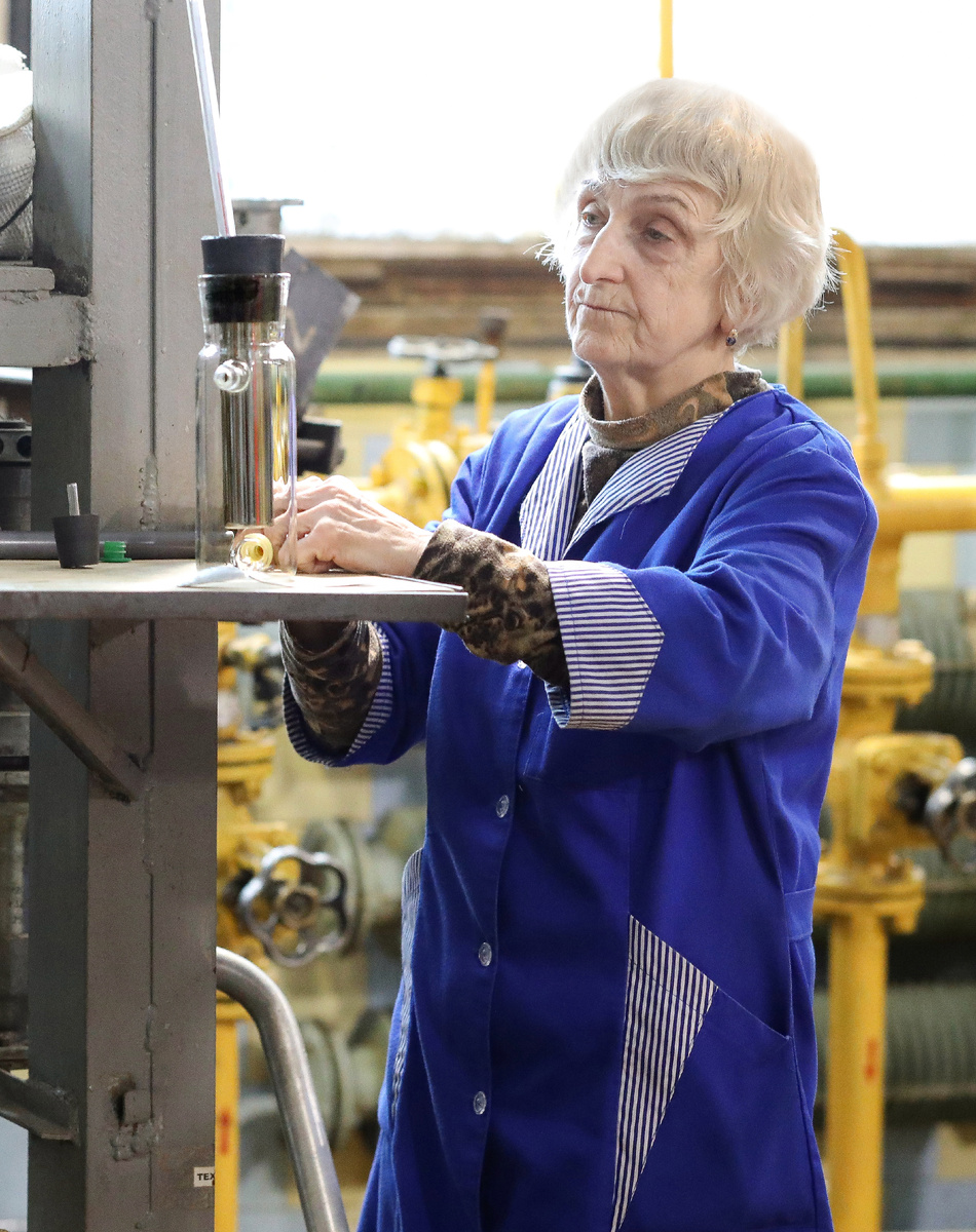 Каждый час это делает лаборант химического анализа углекислотной станции