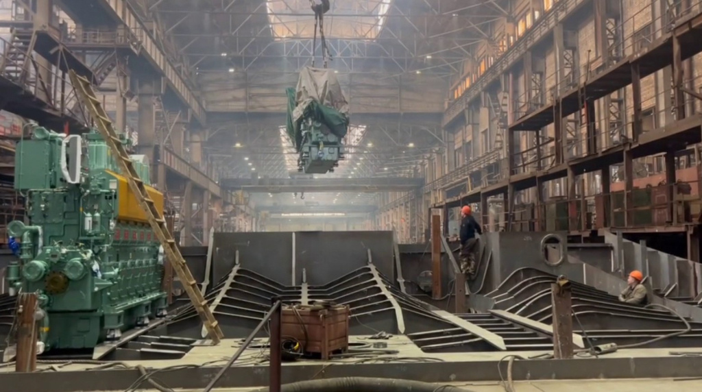 На третий сухогруз проекта RSD59ARC установлен главный двигатель / Фото: "Окская судоверфь", ОАО  📷
