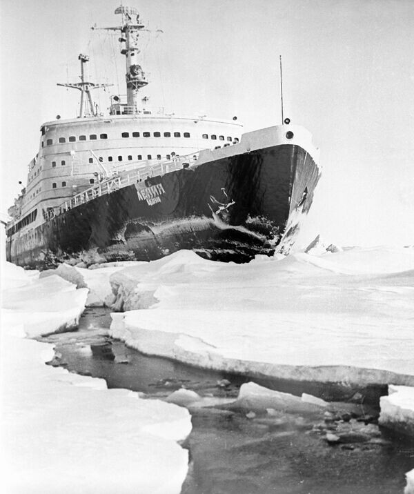 Международная выставка художественной и документальной фотографии к 100-летию со дня рождения В.И. Ленина. Атомный ледокол "Ленин" прокладывает дорогу по Северному морскому пути.
© РИА Новости / В. Кунов