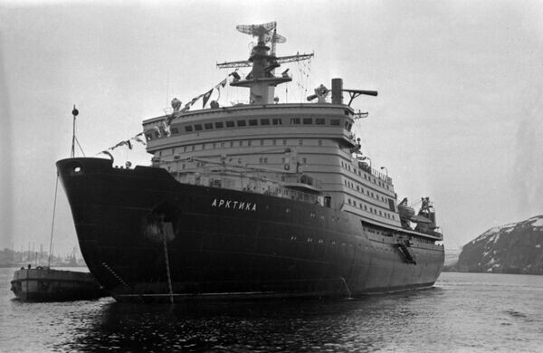 Атомный ледокол "Арктика" на рейде в Мурманском порту.
© РИА Новости / М. Курносов