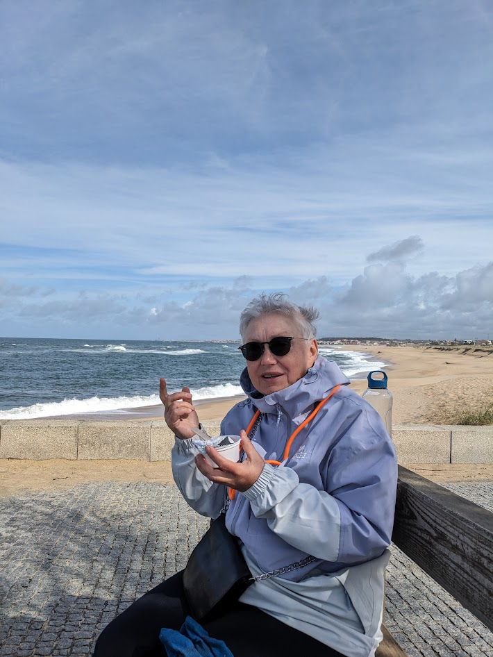 Есть йогурт и рассуждать о чем-то...