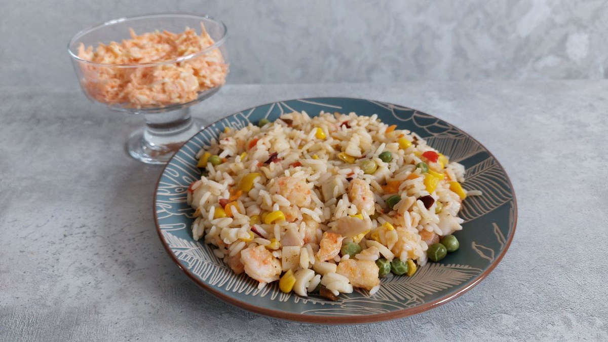 Пример завтрака или обеда: рис с морепродуктами (креветки, кальмары) и овощами, салат из моркови с сыром и чесноком.