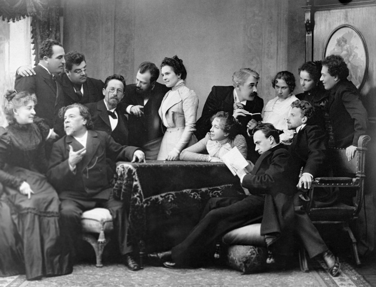 Фото Владимира Вдовина (РИА Новости): Чехов с артистами в день премьеры спектакля «Чайка» в Художественно-общедоступном театре (позже МХТ), 17 декабря 1898 года.