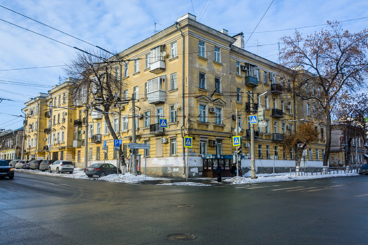 Самарская, 52 (угловая часть) и Некрасовская, 74 (на фото - крыло слева)