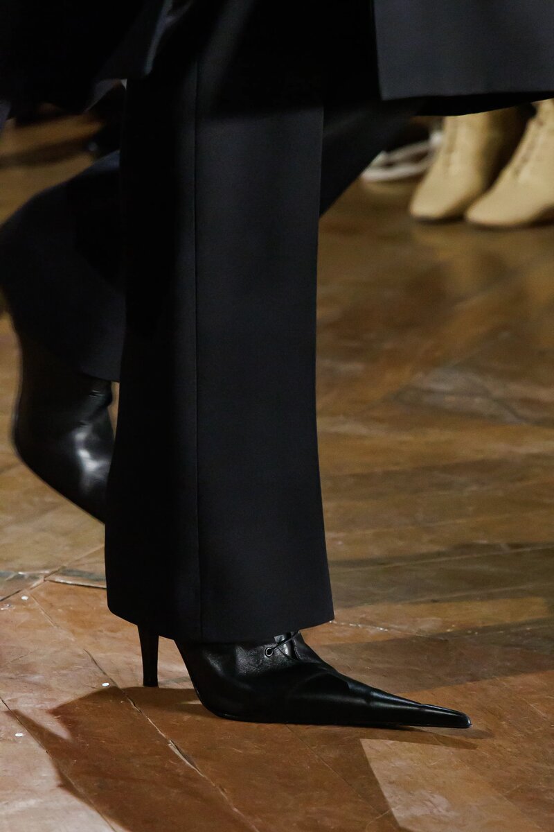 McQueen Fall 2025 Ready-To-Wear