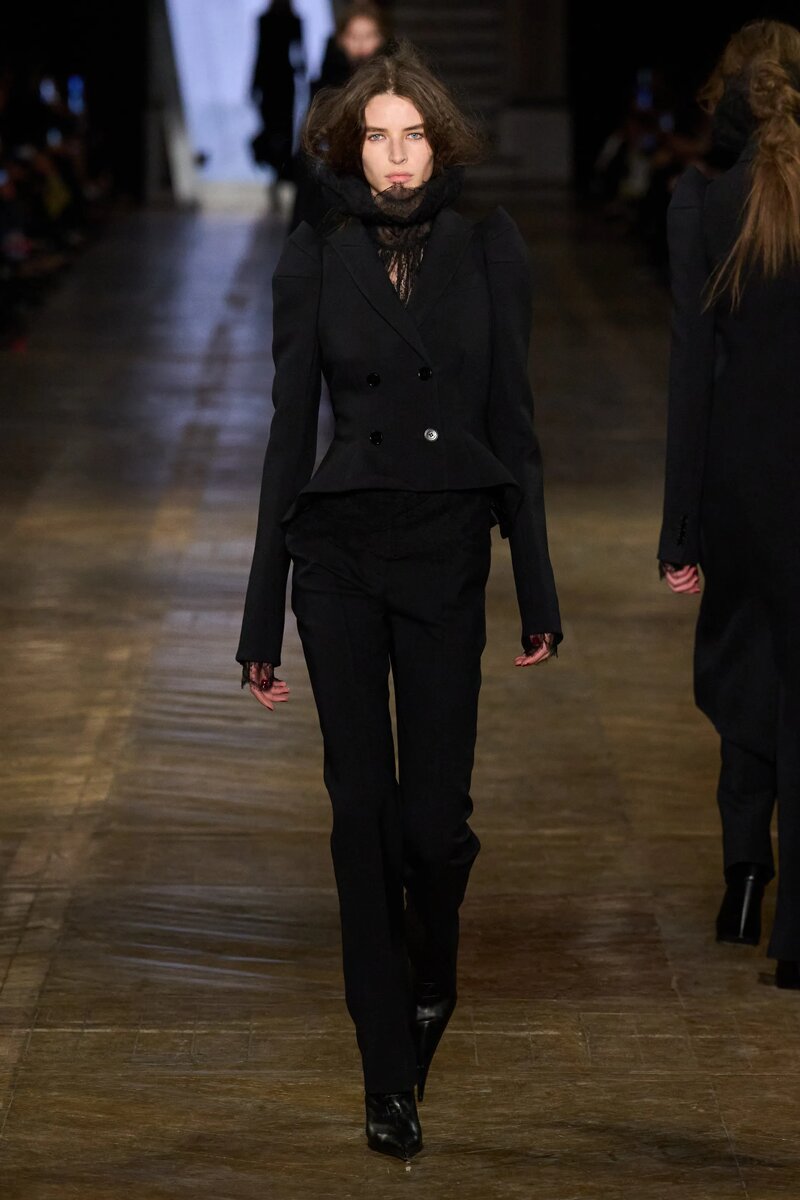 McQueen Fall 2025 Ready-To-Wear