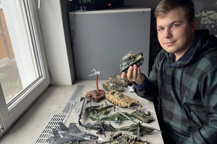 В домашней коллекции уже 17-летнего юноши насчитывается 26 работ. Фото из домашнего архива Ивана Волобуева.