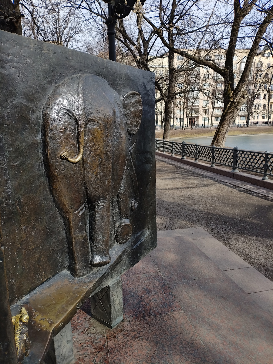 Могучий зад слона. И Моська