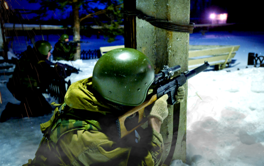 Боец СОБРа берёт противника на мушку ВСС