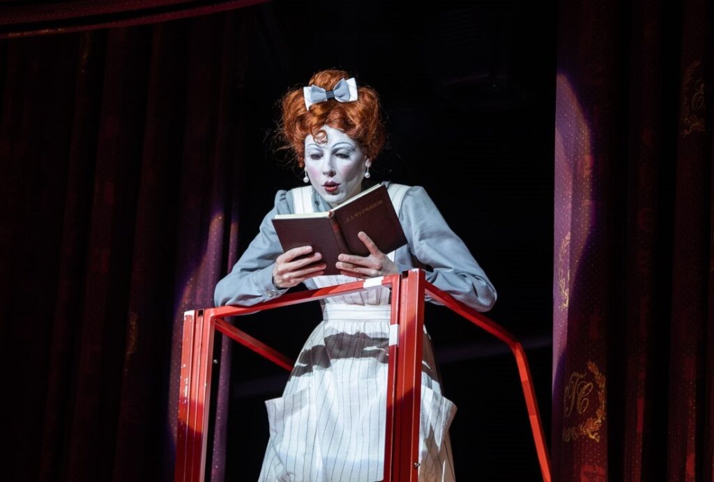    Сцена из спектакля «Мандат», театр «Et Cetera». Фото: Анна Смолякова Источник фото: Театр To Go