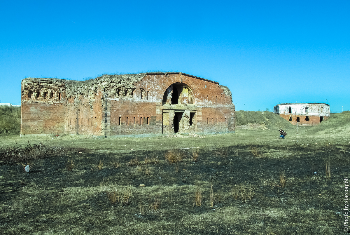 Редюит с капониром в горже третьего равелина. На дальнем плане - редюит правого входящего плацдарма