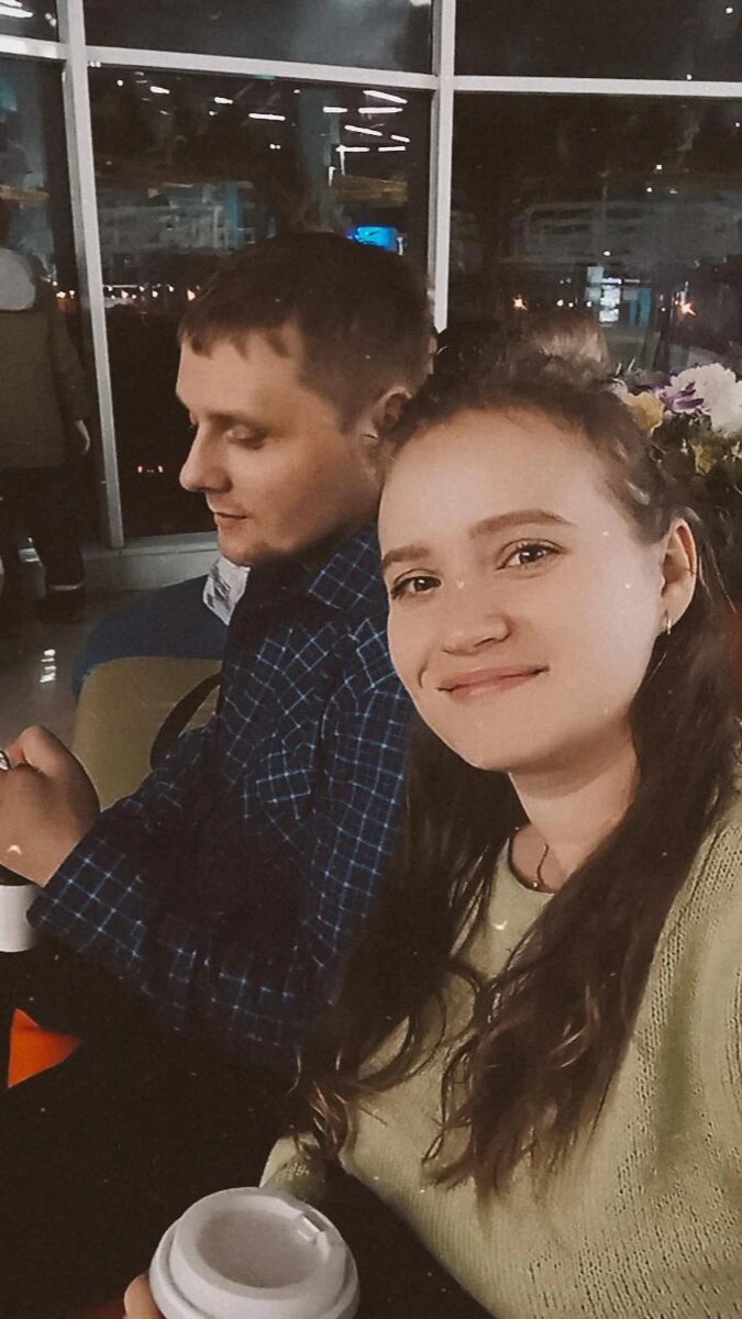 Мы с мужем передаем вам привет! Свитер на мне я сама связала. 