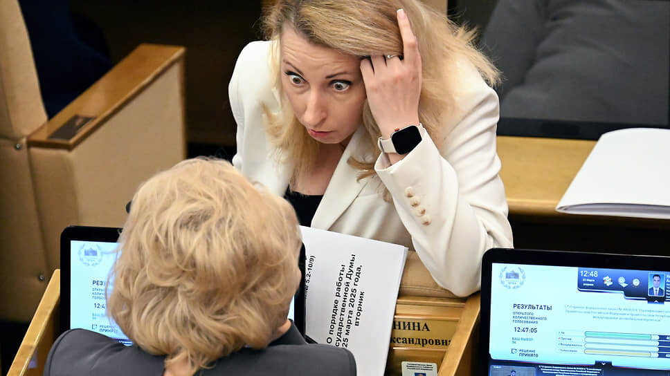 Зампред комитета по защите семьи, вопросам отцовства, материнства и детства Мария Дробот (справа) .📷Фото: Дмитрий Духанин / Коммерсантъ