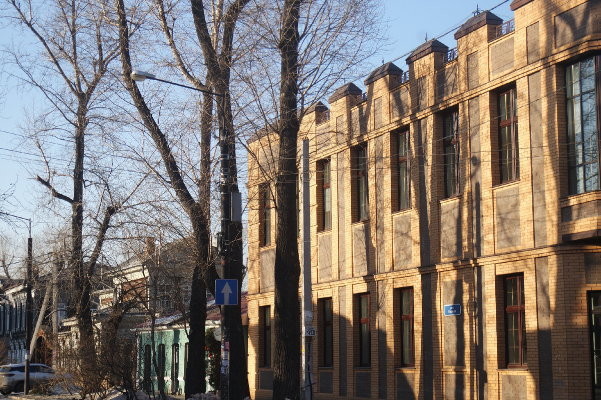 на углу Грязнова и Дзержинского