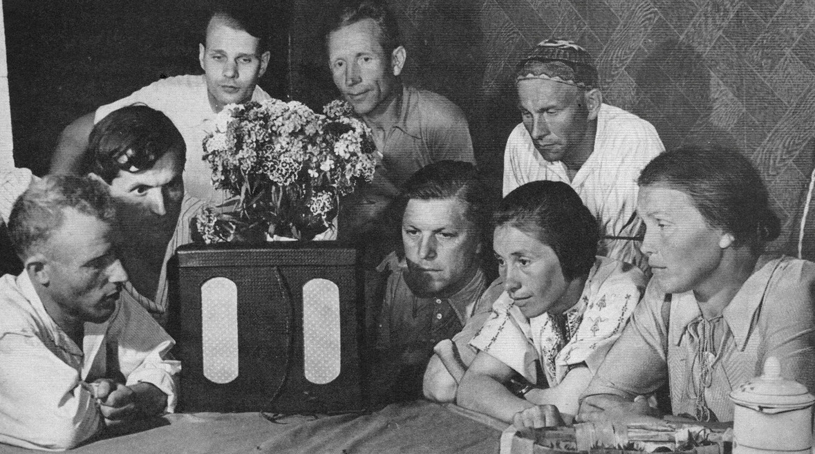 Советские жители слушают радио