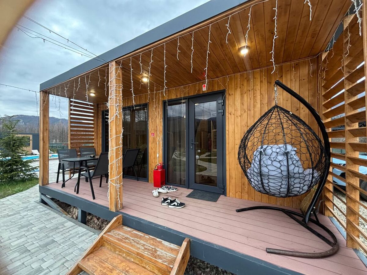 В таком домике мы жили.