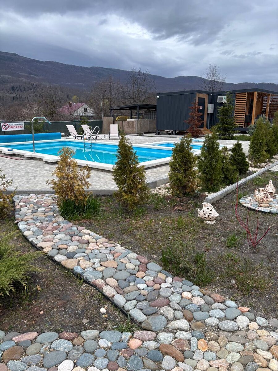 Купаться с видами на горы, то ещё удовольствие)