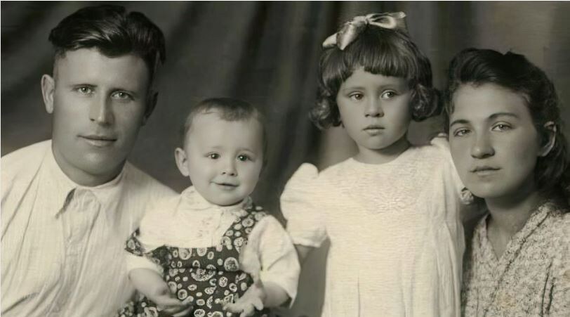 Валентина Толкунова в детстве (с родителями и младшим братом)