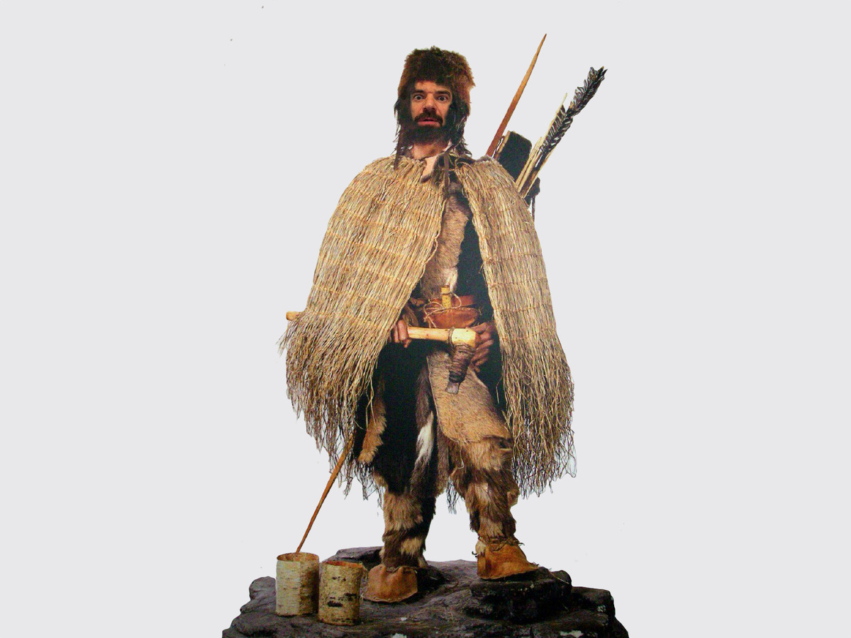 Сначала учёные заявили, что Этци замёрз в Альпах во время очередной кочёвки. Но позже опровергли свои слова. На останках присутствует множество повреждений: переломы ребёр, травма головы и ранение стрелой в плечо. То ест либо он с кем-то сражался, либо пытался уйти от преследователей. Фотография: Melotzi, CC BY-SA 4.0