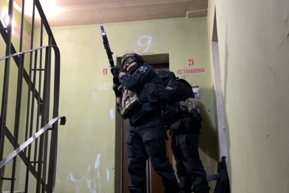    Штурм крыши 14-этажного здания, откуда велась стрельба по полицейским / Источник: © Росгвардия. Кадр из видео