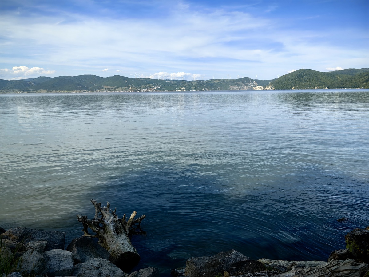 Дунай. На противоположном берегу действительно Румыния.