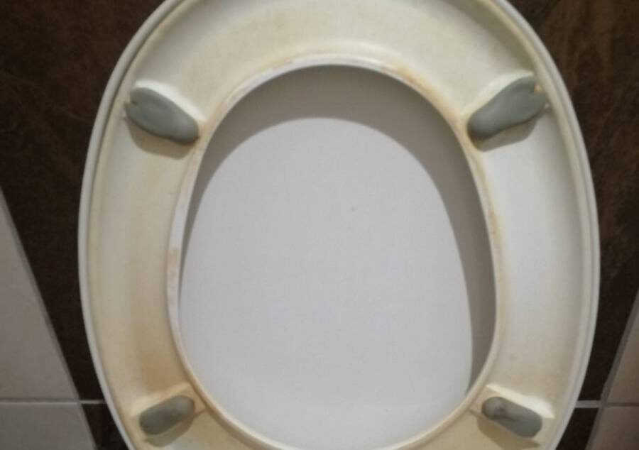 В таком состоянии находятся все санузлы в номерах.