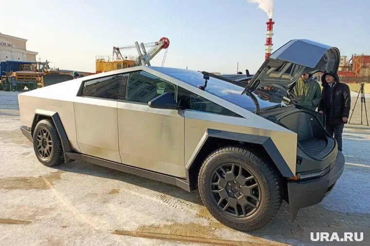 За 16,5 миллионов рублей годовалую Tesla Cybertruck предлагают в Сургуте. Фото: Екатерина Крылова © URA.RU