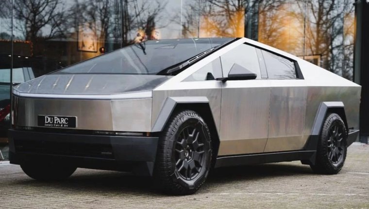 Tesla Cybertruck 2024 года выпуска с пробегом 2 тысячи километров. Фото: Авито