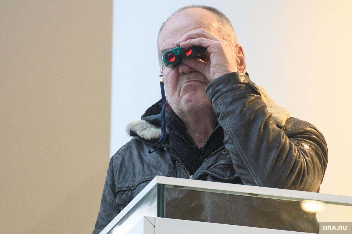 Сталкер постоянно следит за объектом своего интереса. Фото: Владимир Жабриков © URA.RU