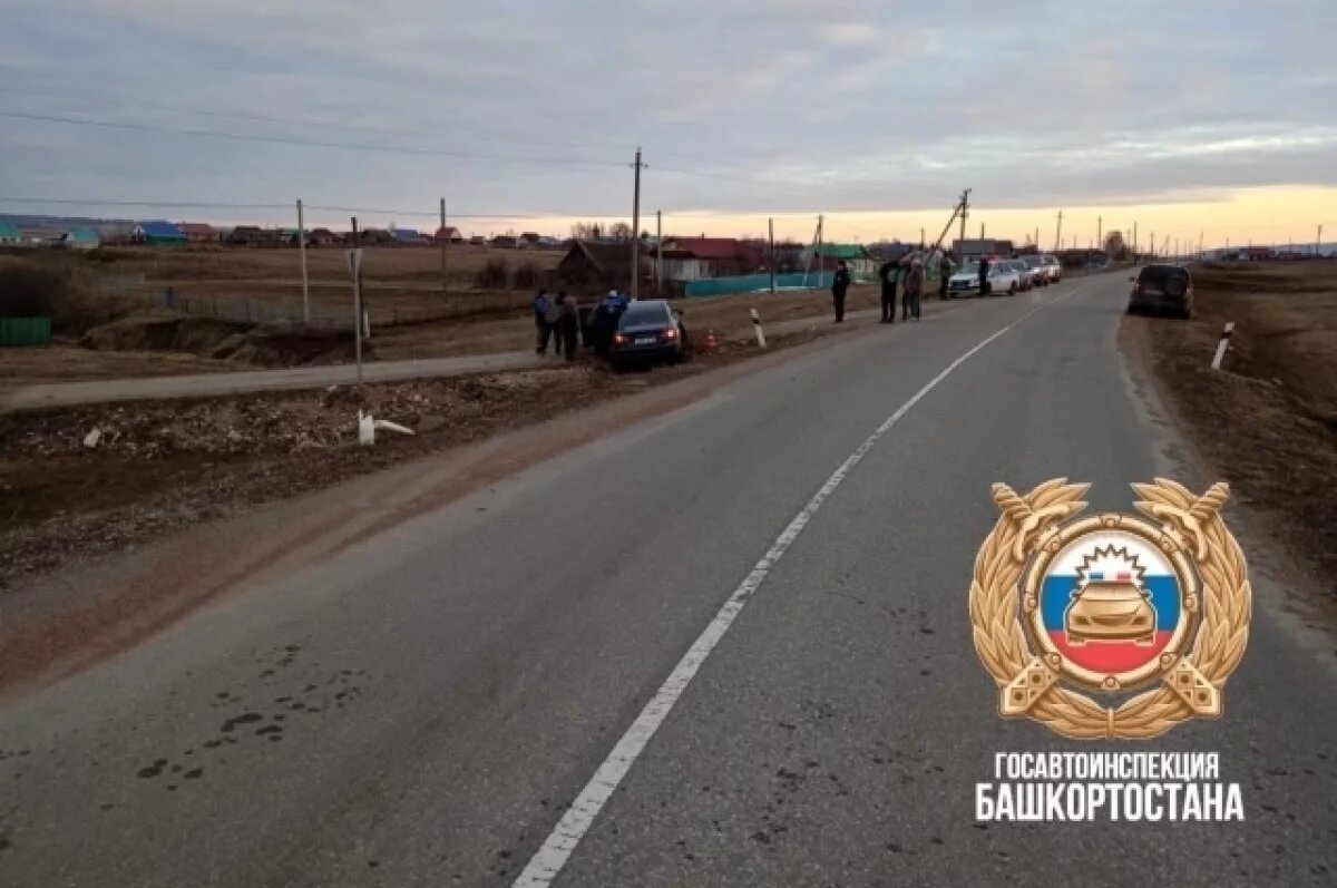    22-летний водитель погиб в ДТП в Башкирии, два его пассажира в больнице