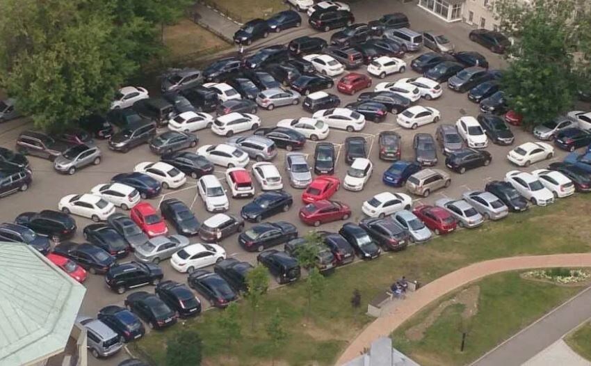 Машинами все дворы забиты (иллюстрация из открытых источников)