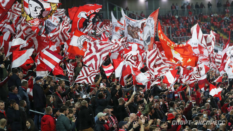    Болельщики «Спартака» возвращаются на трибуны стадиона.Александр Федоров