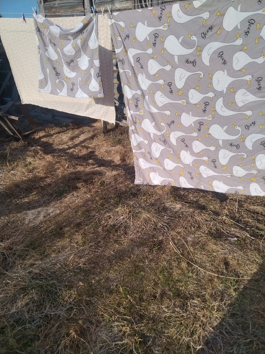 Как же я люблю вывешивать бельё на солнышко! Мне нравится смотреть как его развивает ветерок, прямо релакс такой.